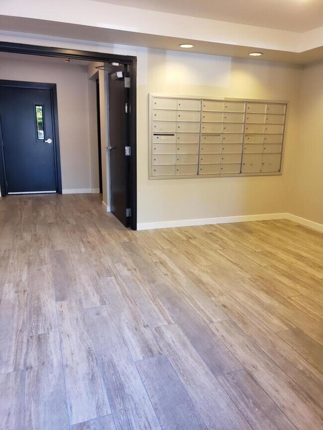 Building Photo - 2 bedroom in Seattle WA 98112