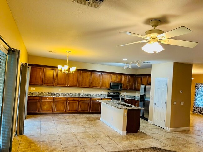 Building Photo - 1326 E Macaw Dr