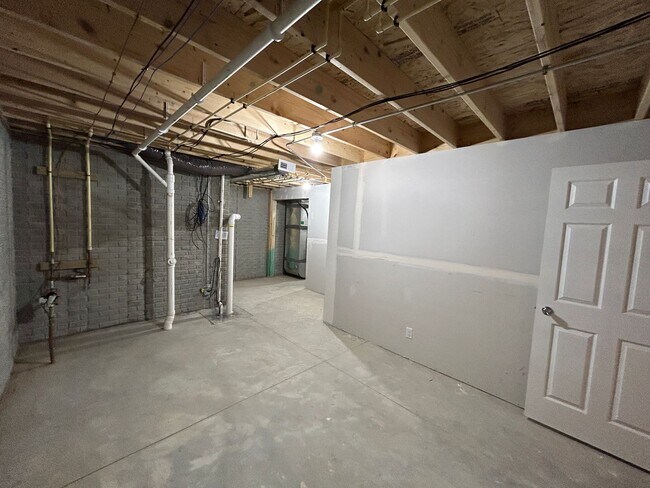 Building Photo - 4 Bed, 4 Bath house