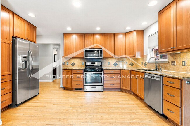 Foto del edificio - Spacious Home with Fully Fenced Yard and 2...