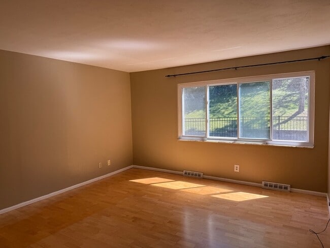 Building Photo - Lindbergh Schools 3BD 2.5 Bth Open Floor Plan