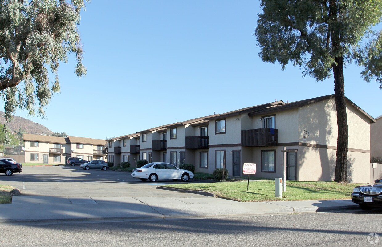 Primary Photo - 1236 Persimmon Ave