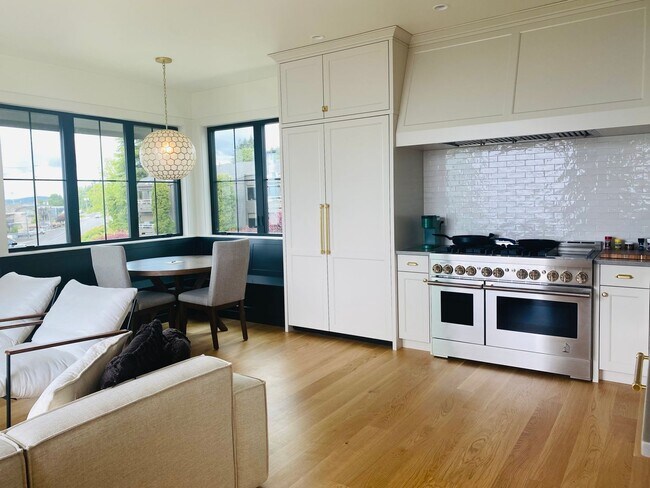 Building Photo - New Townhome on 500 12th st! ~ Furnished O...