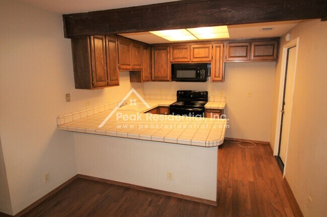 Foto del edificio - Spacious Foothill Farms 3bd/2ba Duplex with 2 Car Garage