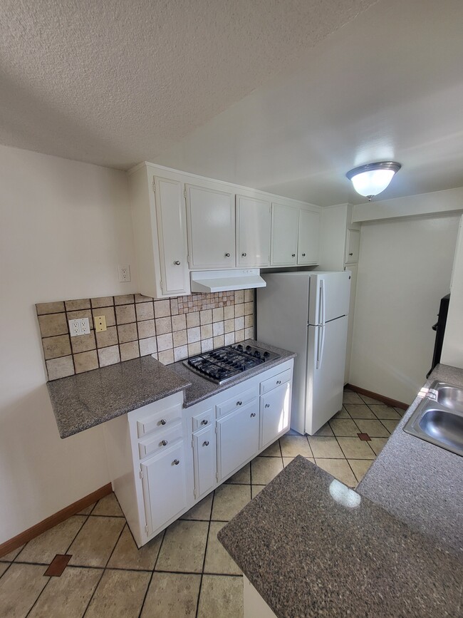 Building Photo - Vista Sunset Apartments