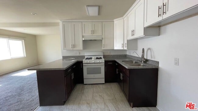 Building Photo - 545 S Manhattan Pl