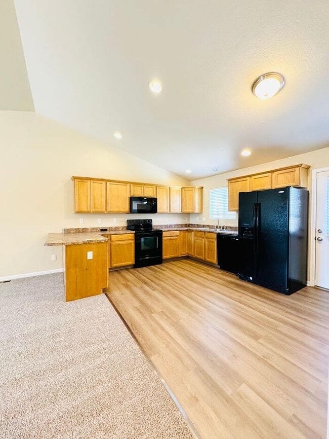 Building Photo - Spacious Ranch Style Home with 3 Bedrooms ...