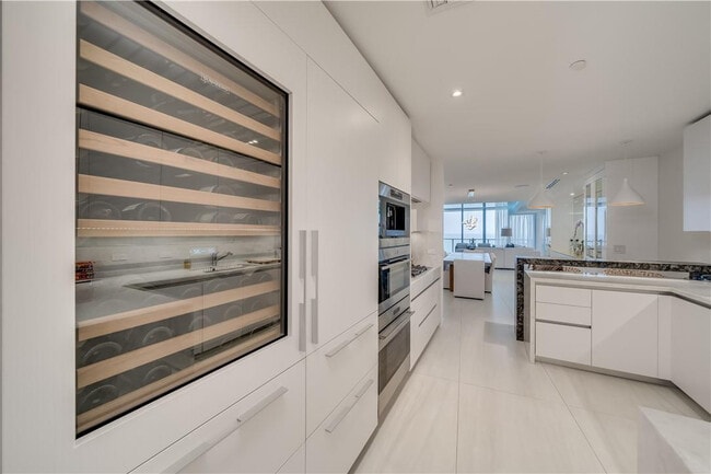 Building Photo - 2200 N Ocean Blvd