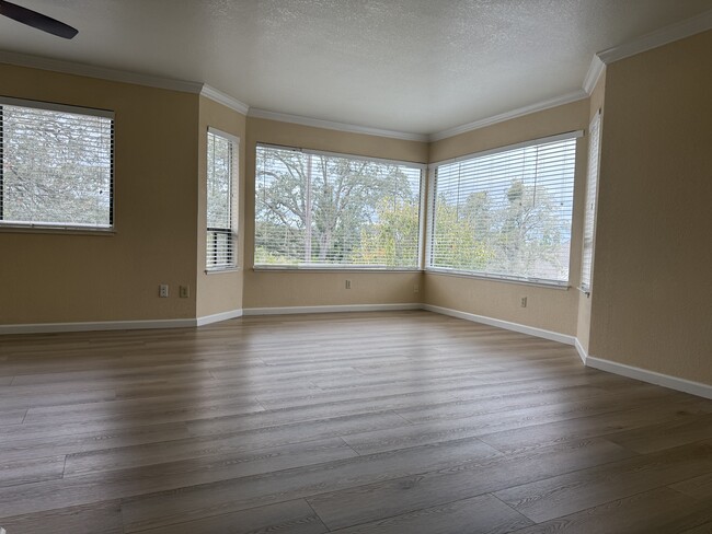 Building Photo - 1010 Westwood Ct