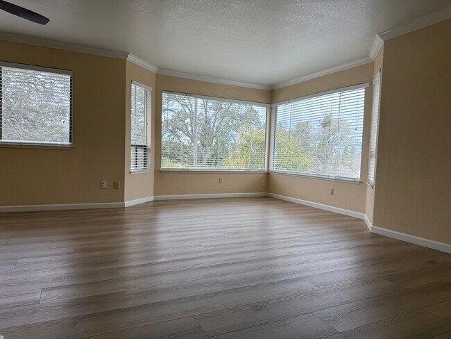 Foto del edificio - 1010 Westwood Ct