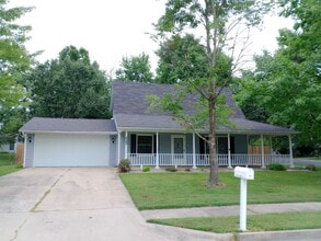 Building Photo - 2701 Poppy Way