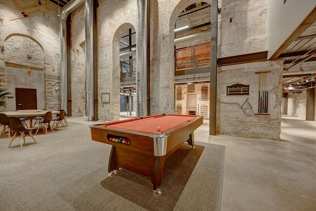 Building Photo - 1009 W Juneau Ave