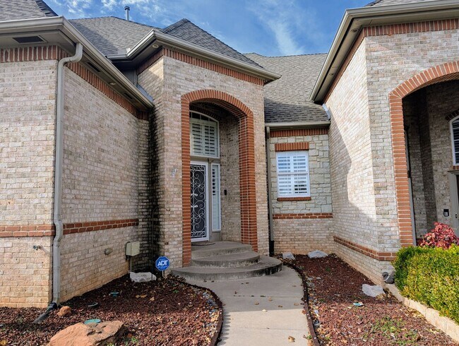 Building Photo - Stylish Townhome in Norman – Skylights, Courtyard & 2-Car Garage