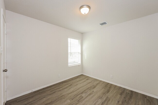 Foto del edificio - 9302 Somers Branch