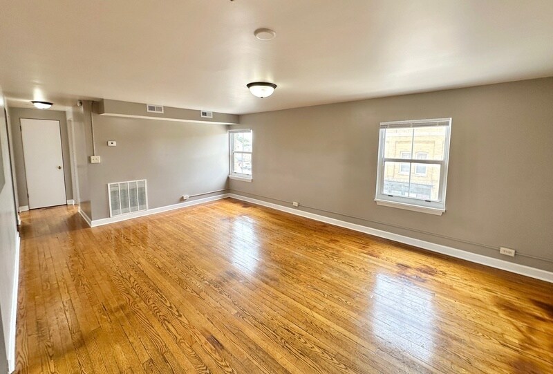 Foto principal - 104 E Sumner St