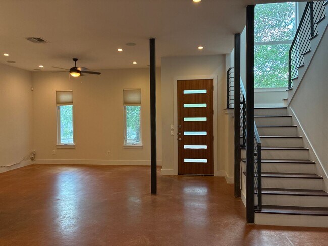 Building Photo - 3BR/2.5BA w/ Fenced Yard + Assigned Parking in Austin, TX
