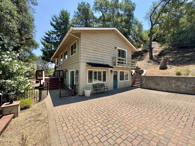 Foto del edificio - Charming 4-Bed by the Lake in Morgan Hill