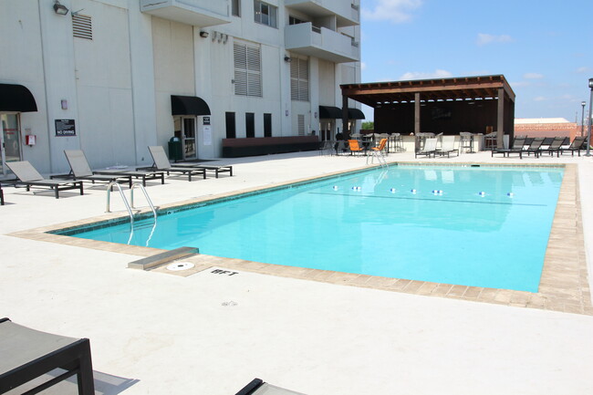 Disfrute de nuestra piscina estilo resort y cocina al aire libre. - The Regency Tower