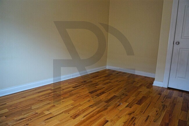 Building Photo - Large Renovated one bedroom in East Lakeview!
