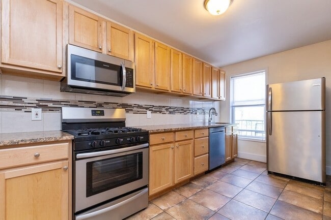 Building Photo - 204 Christopher Columbus Dr