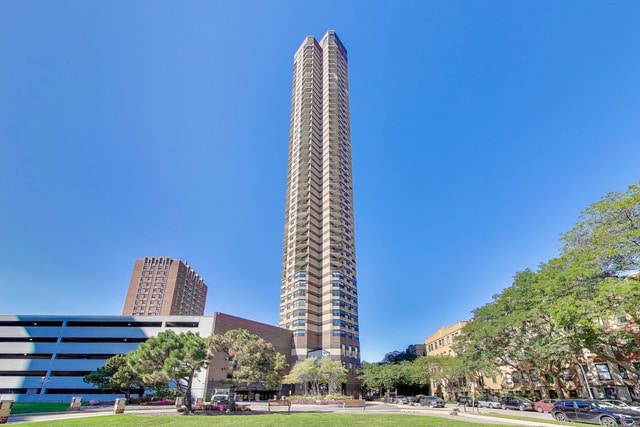 Foto principal - 3660 N Lake Shore Dr