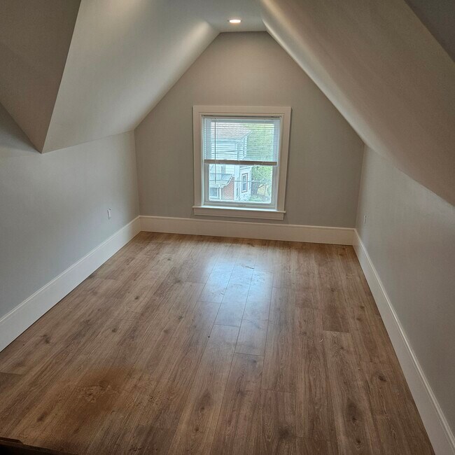 Building Photo - 28 Brooks St