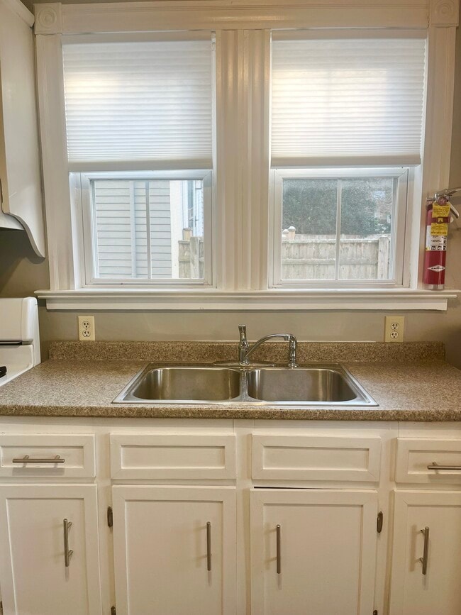 Sunny kitchen! - 11 Sherman St