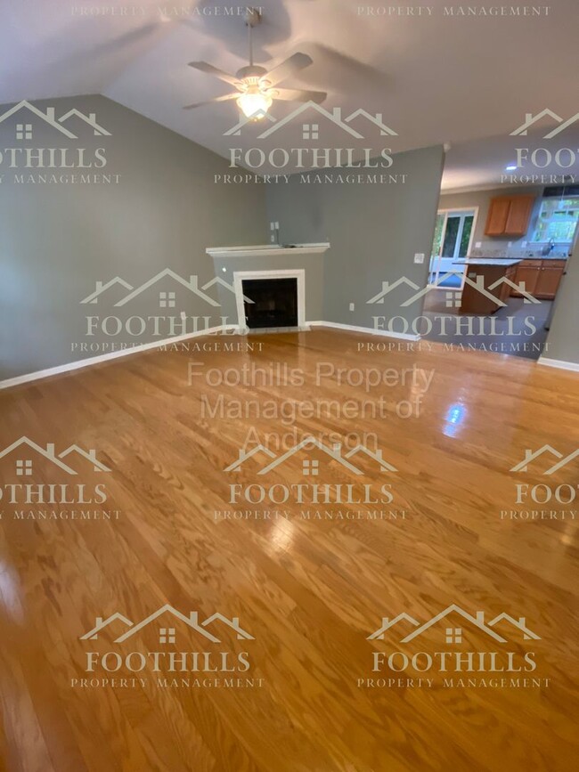 Building Photo - 3 Bedroom/2 Bath Brick single family home