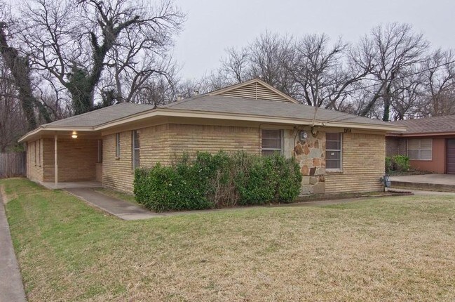 Building Photo - 2414 Lanark Ave