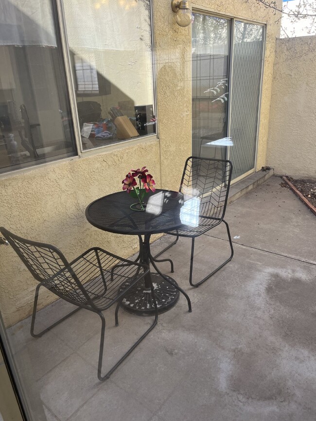 Building Photo - Far NE Heights Fully Furnished Townhome