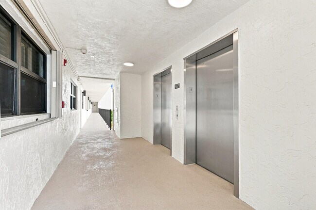 Foto del edificio - 10310 S Ocean Dr