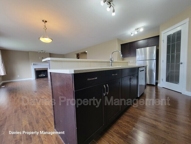 Building Photo - 6035-6034 4 Ave SW