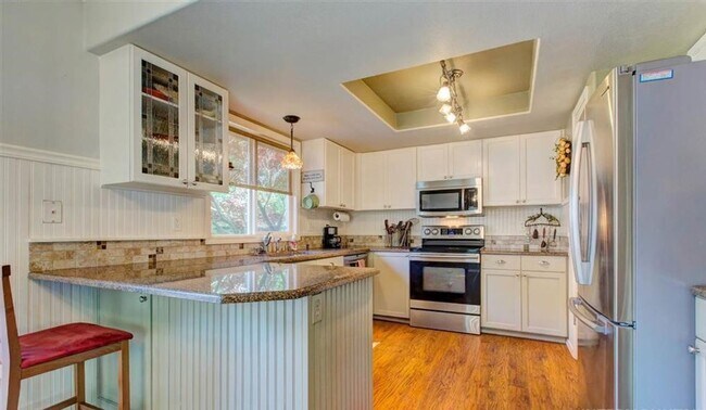 Foto del edificio - Charming 3-Bedroom Home with Park Like Set...