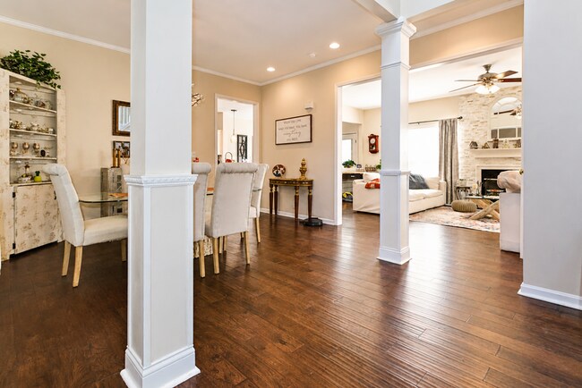 Building Photo - Beautifully Renovated 3 Bed / 2.5 Bath Home on Quiet Cul-de-Sac