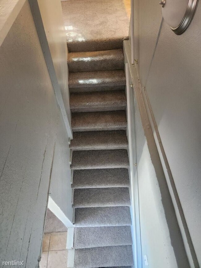 Foto del edificio - 1 br, 1 bath Triplex - 1907 Belmont Avenue