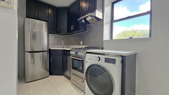 Building Photo - 109 W 105th St
