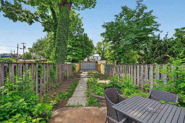 Foto del edificio - 928 Ingraham St NW