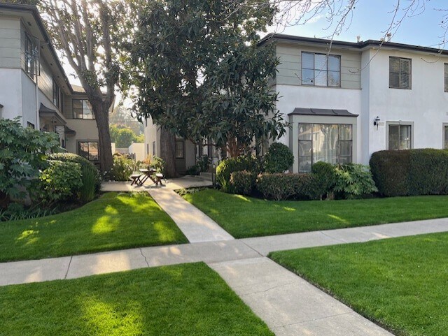 Courtyard - 3155 S Barrington Ave