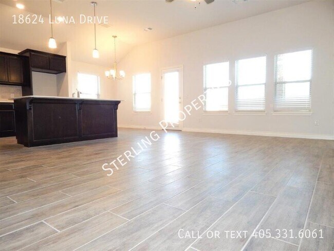 Building Photo - 18624 Luna Dr