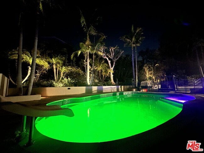 Foto del edificio - 1341 Charmel Pl