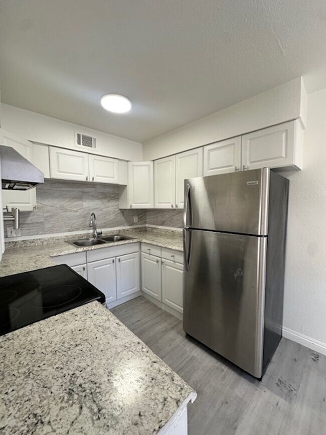 Building Photo - 2121 Oceanus Ln