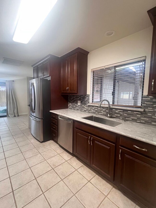 Building Photo - Great Three Bedroom Two Bath with Den, Gar...