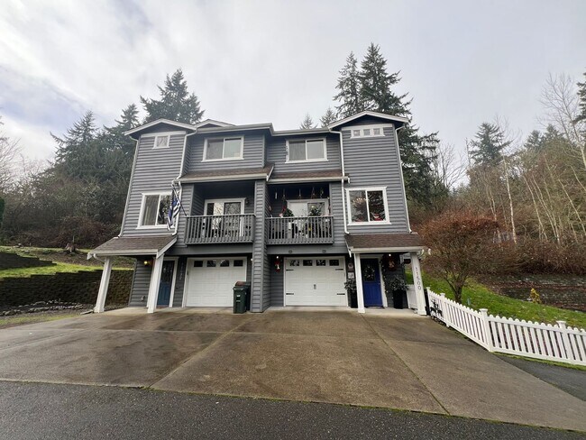 Building Photo - A Beautiful Tucked Away 3 bdrm Townhome