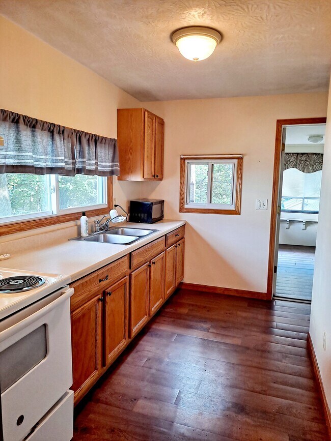 1321 Meriline St, Cuyahoga Falls, OH 44221 House for Rent in Cuyahoga Falls, OH