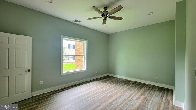 Building Photo - 275 Yardley Ave