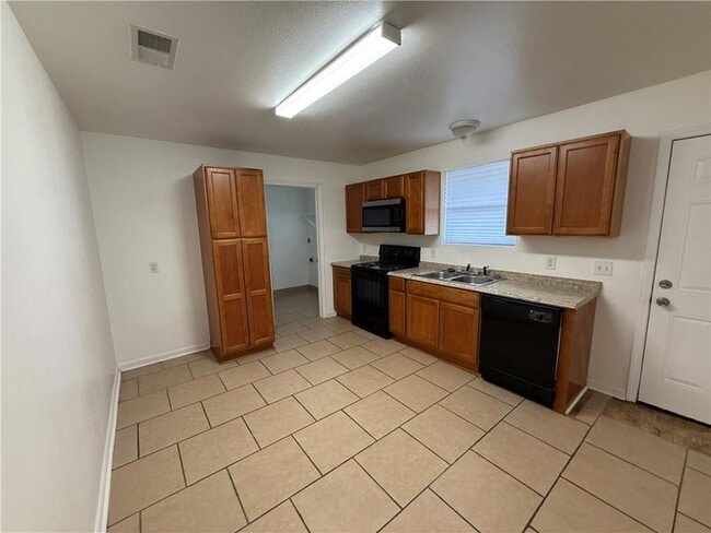 Building Photo - 204 5th St