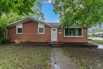 Building Photo - 1015 N Maple Rd