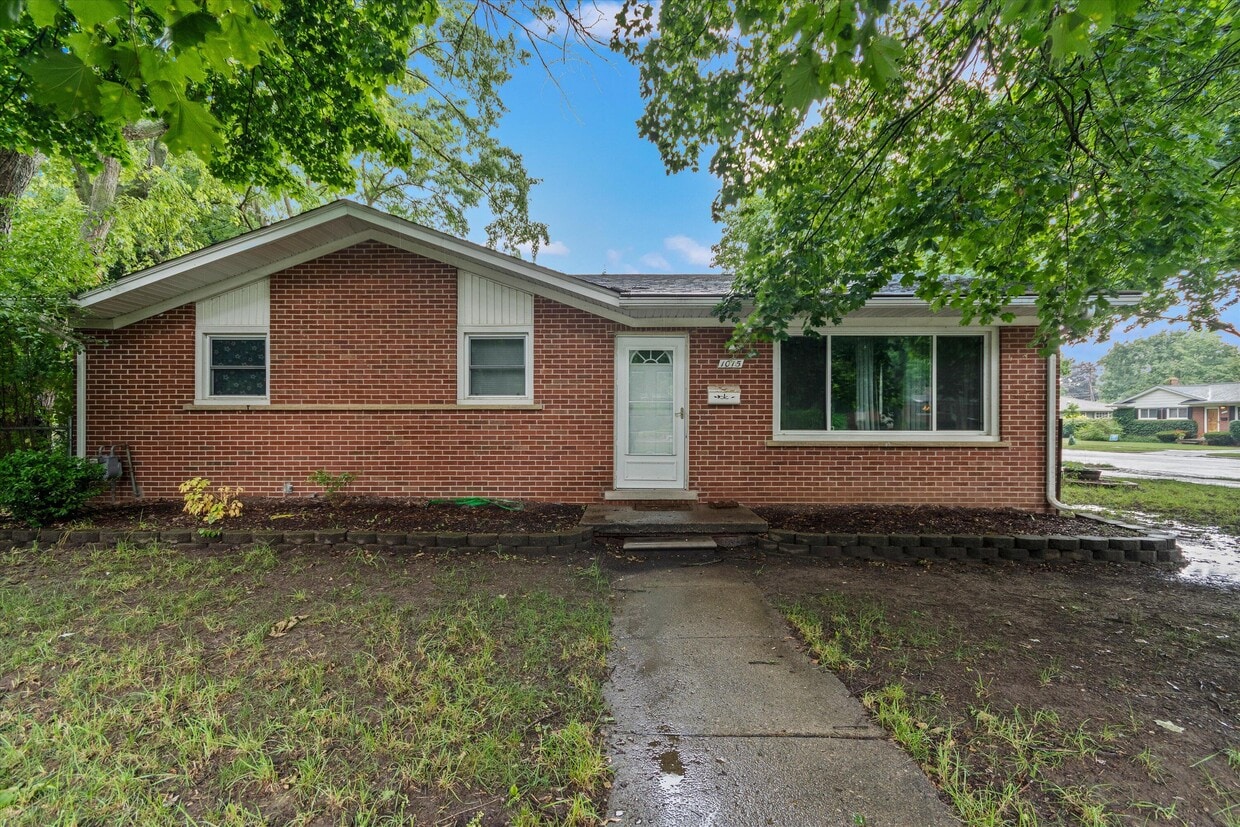 Primary Photo - 1015 N Maple Rd