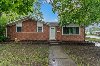 Building Photo - 1015 N Maple Rd