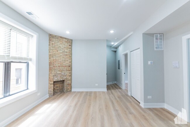 Building Photo - 428 W Belden Ave